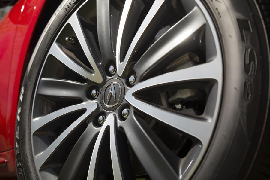 Колеса Acura TLX SH-AWD 2017 года  (фото 5 из 36)